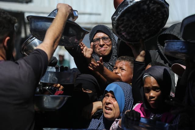 Gaza rejects truck taxes, urges Israel to allow 600 daily deliveries