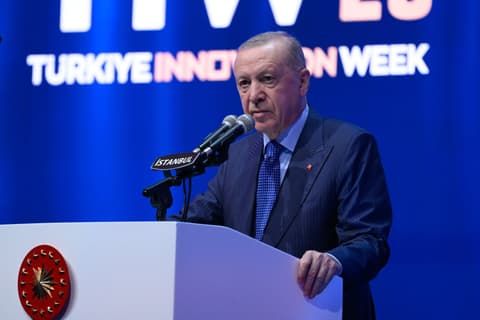 Erdoğan lists 3 priorities as authorities handle fund turmoil