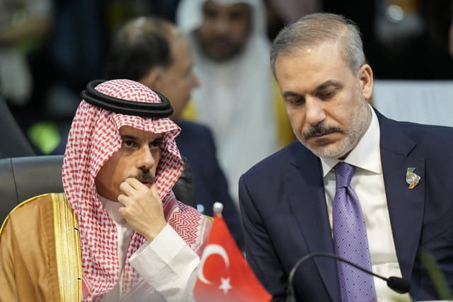 Turkish, Saudi FMs discuss regional security in phone call