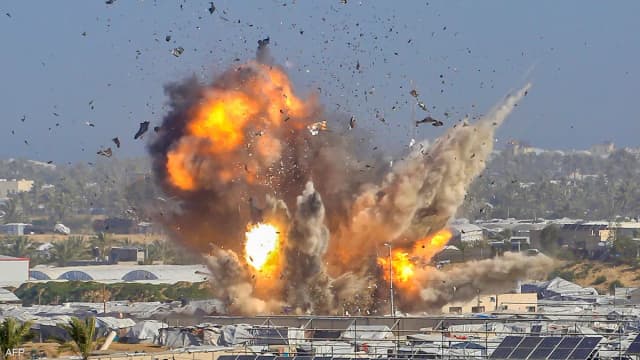 تصعيد في غزة.. قتيل ومصابون بعد قصف بالطائرات والدبابات