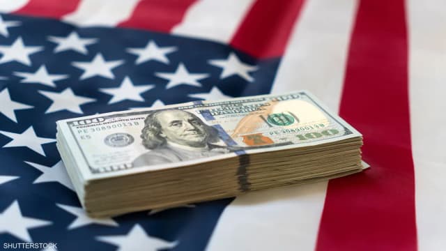 الدولار أمام خطر جديد.. كبار المستثمرين يقلصون تحوطاتهم