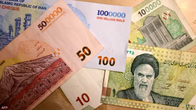 الريال الإيراني يهبط إلى 2.2 مليون ريال مقابل الدولار
