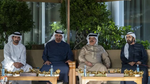 رئيس الإمارات يلتقي ملك البحرين بحضور محمد بن راشد