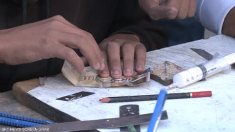 غزة.. "النقد المهترئ" يربك الحياة ويخلق مهنة "أطباء المال"