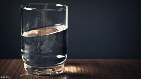 لماذا ينصح بشرب الماء قبل أول فنجان قهوة؟