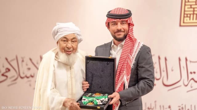 العاهل الأردني يمنح الشيخ بن بيه "وسام النهضة"