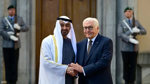 محمد بن زايد يحضر مأدبة عشاء أقامها الرئيس الألماني