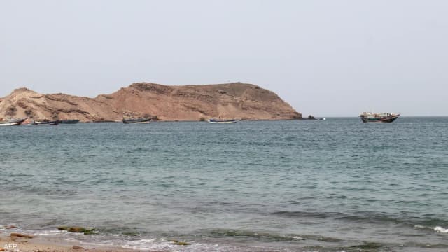 الحوثيون يصلون لقلب باب المندب.. ويسيطرون على ذوباب وميون