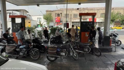 من العملة للمائدة.. كيف تضيق الأزمة الخناق على الإيرانيين؟