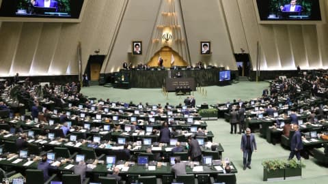 في ظل الأزمة.. نواب إيرانيون يدعون إلى "دعم سبل العيش"