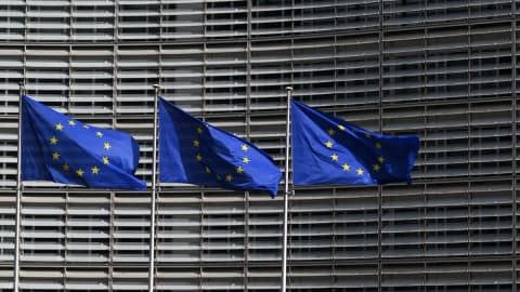 المفوضية الأوروبية تقترح رفع إجراءات 2022 الوقائية عن المجر
