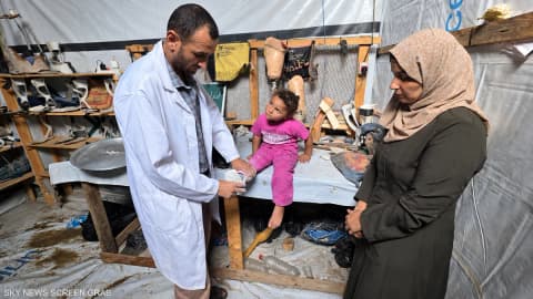 في خيمة بخان يونس.. رجل يصنع لأطفال غزة فرصة للمشي