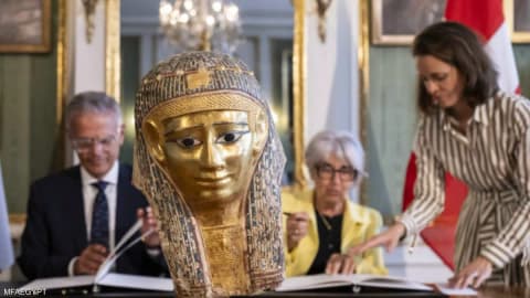 قناع ذهبي أثري يعود إلى مصر