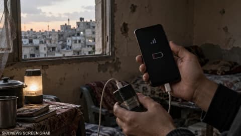 الهاتف في غزة.. عبء لا غنى عنه