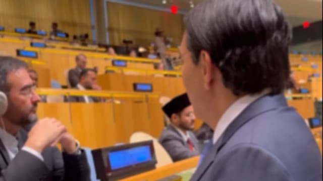 فيديو.. سفير إسرائيل يباغت الوفد الإيراني بـ"ستارلينك"