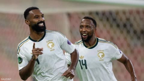 السعودية تحسمها مبكرا.. ثلاثية وتأهل من بوابة عٌمان