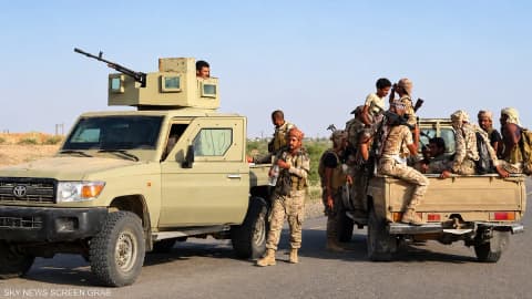 صواريخ حوثية تستهدف القصر الرئاسي في عدن ومعارك في تعز