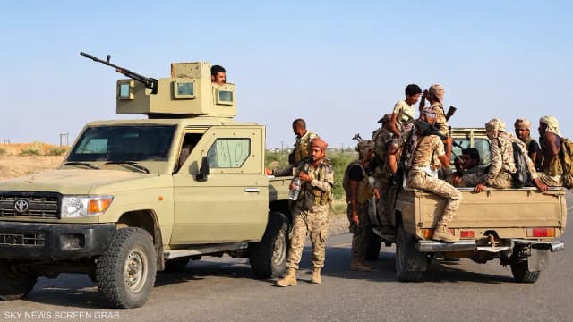 صواريخ حوثية تستهدف القصر الرئاسي في عدن ومعارك في تعز