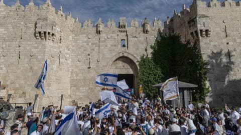 تأهب في القدس.. مئات المستوطنين يقتحمون باحات المسجد الأقصى
