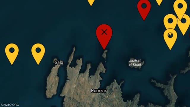 مقذوف مجهول يستهدف ناقلة في مضيق هرمز ويشعل حريقا على متنها