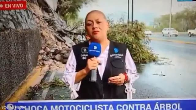 فيديو.. سيارة تدهس مراسلة على الهواء في المكسيك