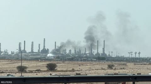 رويترز: سحابة دخان ونيران قرب منشأة لأرامكو في الرياض