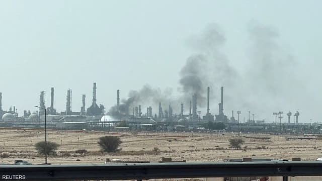 رويترز: سحابة دخان ونيران قرب منشأة لأرامكو في الرياض