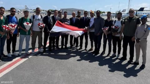 بالصور.. البحارة المصريون يصلون إلى مقديشو تمهيدا للعودة