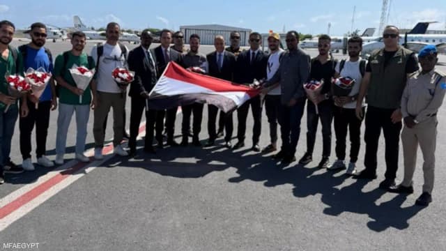 بالصور.. البحارة المصريون يصلون إلى مقديشو تمهيدا للعودة