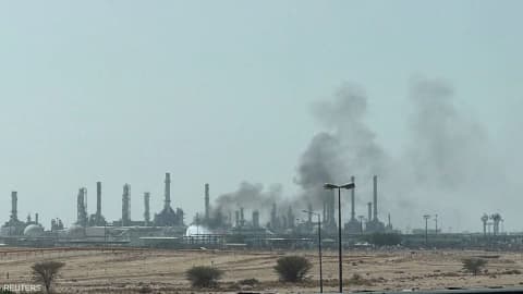 الحوثيون يعلنون استهداف "أرامكو" في الرياض بالصواريخ