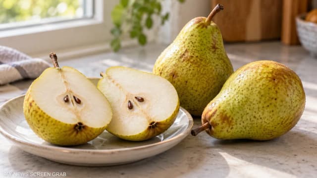 فوائد الكمثرى للأمعاء والقلب.. لماذا تؤكل بقشرتها؟