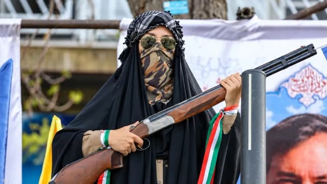 إيران تدرب نساءها على السلاح استعدادا لمواجهة جديدة