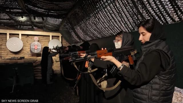 طهران تسلح كتيبة نسائية.. من تخشى أكثر: الحرب أم الشارع؟