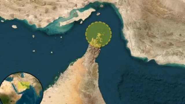 ناقلة نفط تتلقى ضربة فوق خط المياه بهرمز