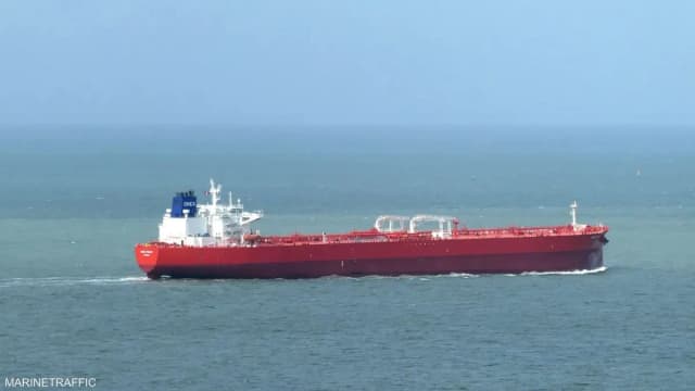 سلطنة عُمان تجلي 10 بحارة بعد استهداف ناقلة نفط