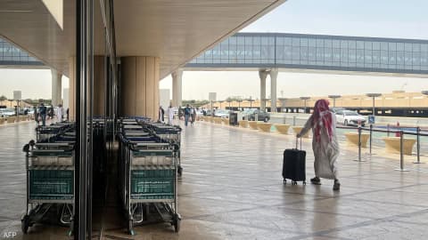السعودية تمدد تعليق العمليات في مطار الملك خالد