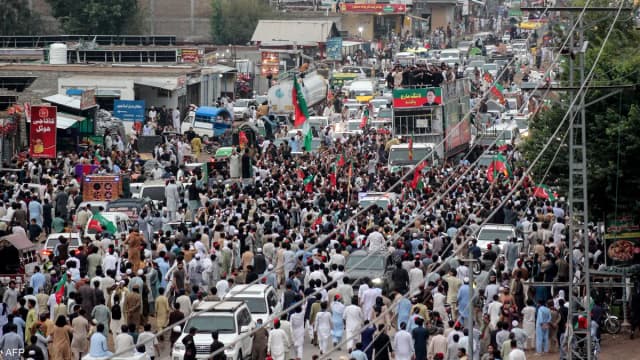 الجيش والطوارئ.. إلى أين تتجه أزمة عمران خان؟