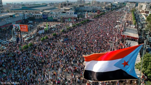 عدن.. حشود تحيي الذكرى السنوية لثورة 14 أكتوبر