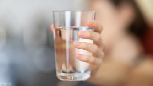 من كمية الماء إلى التخسيس.. 5 خرافات عن شربه