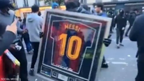 فيديو من احتجاجات فرنسا.. قميص موقع لميسي يثير التساؤلات