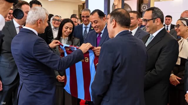 من طرابزون للقاهرة.. كيف وصل قميص صلاح لرئيس الوزراء المصري؟