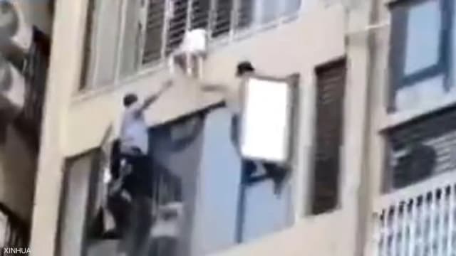 فيديو يحبس الأنفاس.. إنقاذ طفلة متدلية من الطابق الـ12