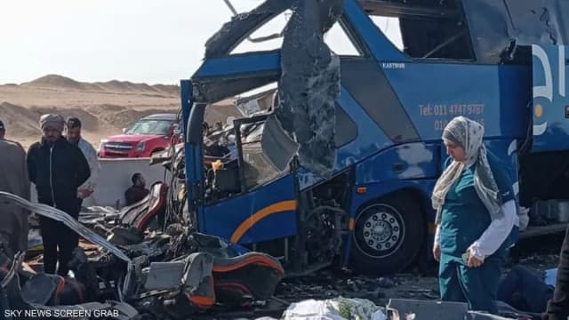 مصر.. 13 قتيلا و20 مصابا في حادث تصادم مروع