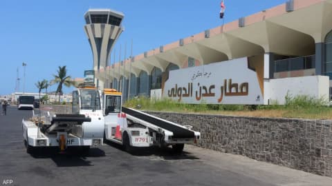 الحوثيون يوسعون هجماتهم.. استهداف مطاري عدن والريان