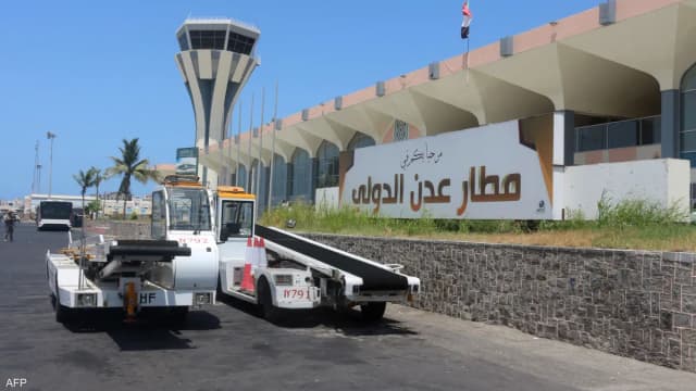 الحوثيون يوسعون هجماتهم.. استهداف مطاري عدن والريان