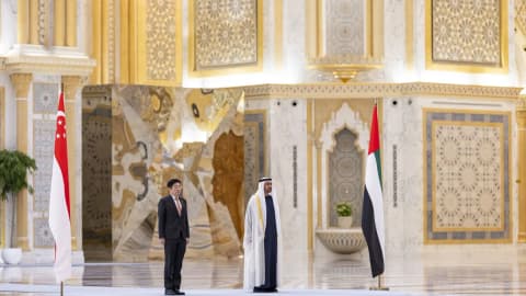 الإمارات وسنغافورة تبحثان الشراكة الثنائية وسبل تطويرها