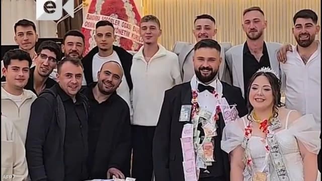 فيديو.. عريس تركي يتلقى هدية غير متوقعة في حفل زفافه