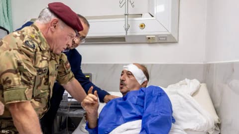 ملك الأردن يتفقد مصابي هجوم الكنيسة في الكرك