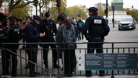 فرنسا.. 135 موقوفاً بالتظاهرات واعتقالات جديدة في هجوم باريس