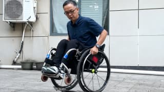 يتزلج بكرسي متحرك.. صيني يحول التدريب إلى أرقام قياسية